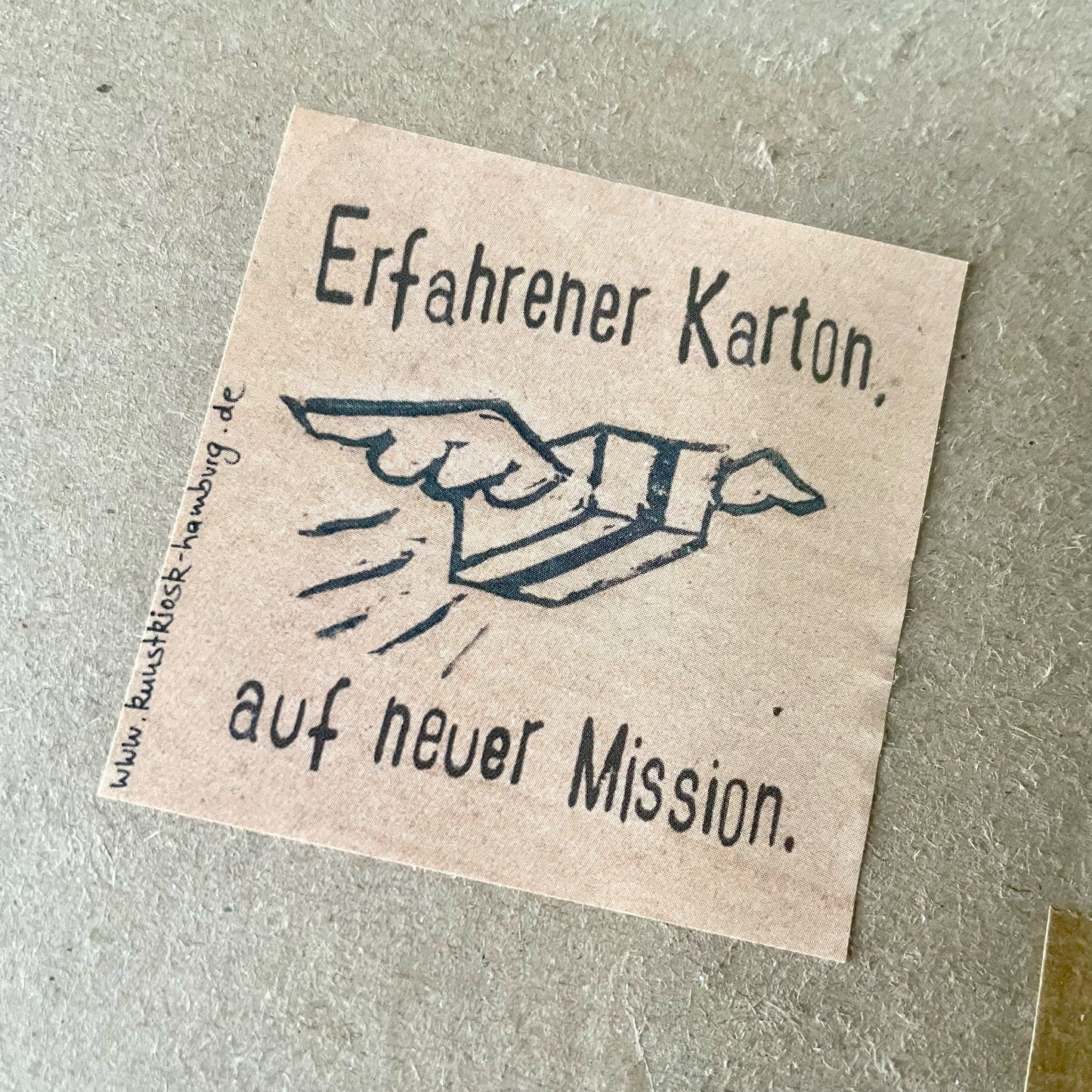Aufkleber /Sticker “Erfahrener Karton auf neuer Mission”