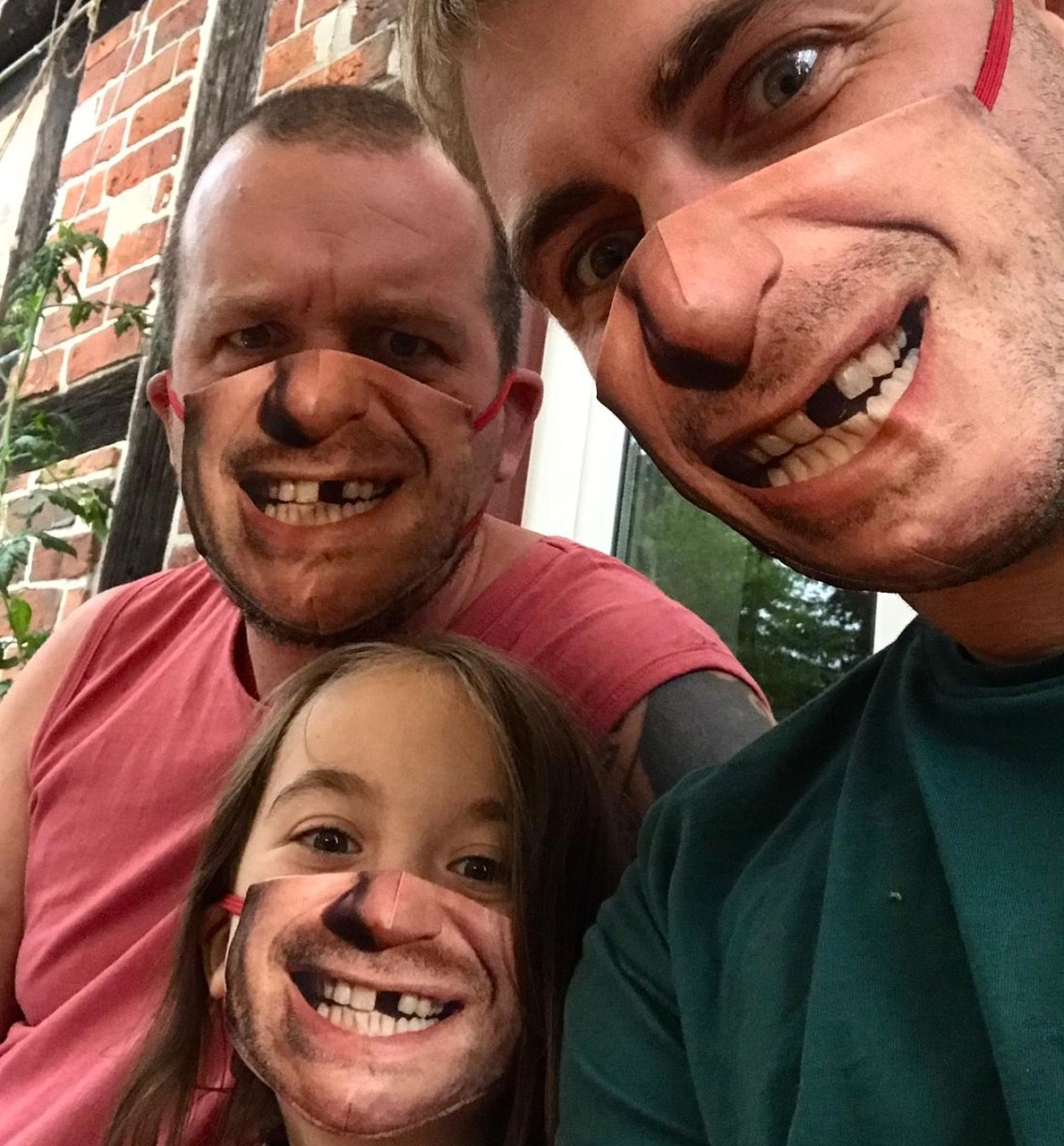 Gesichtsmaske Zahnlücke