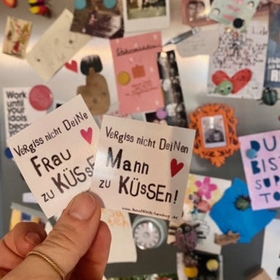 kuki Sticker // "Vergiss nicht deinen Mann zu Küssen"