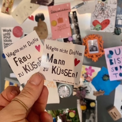 kuki Sticker // "Vergiss nicht deine Frau zu Küssen"