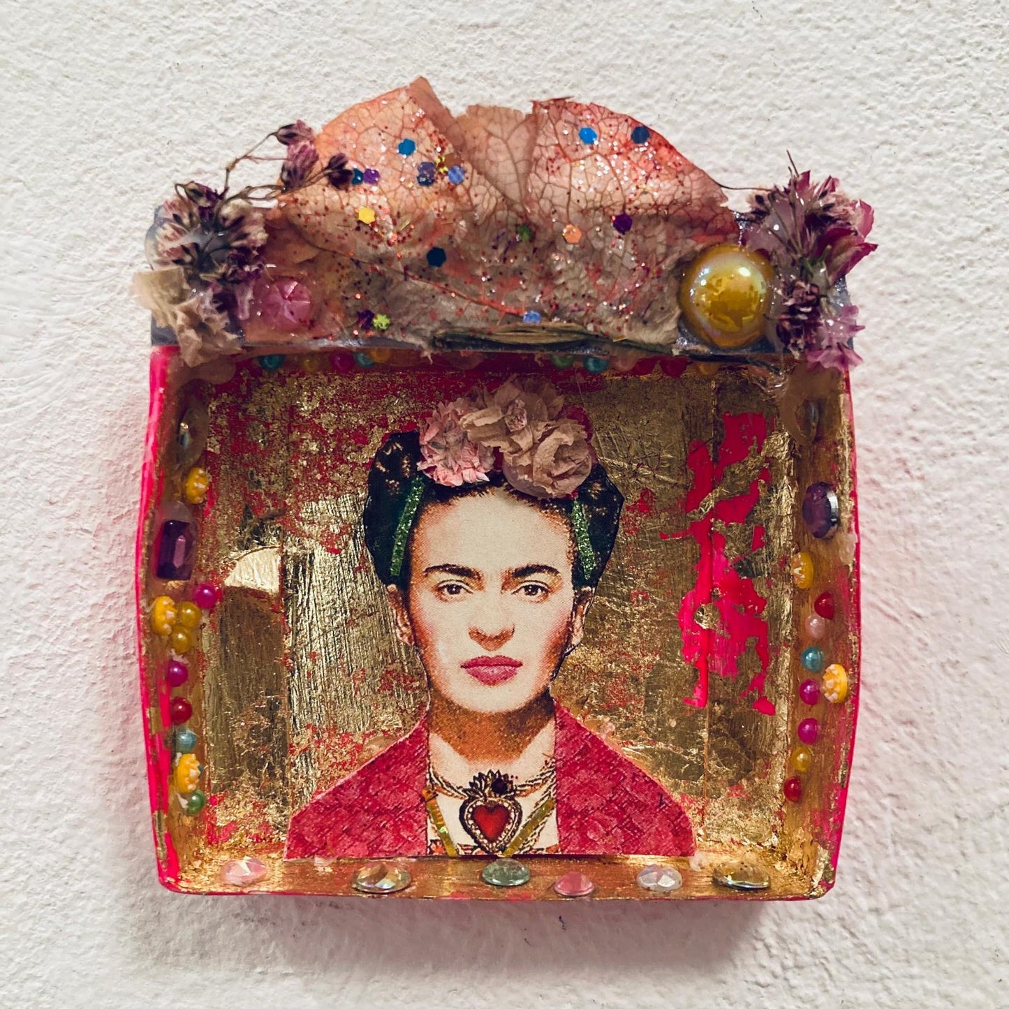 Frida Box //  Frida mit Perlen geschmückt