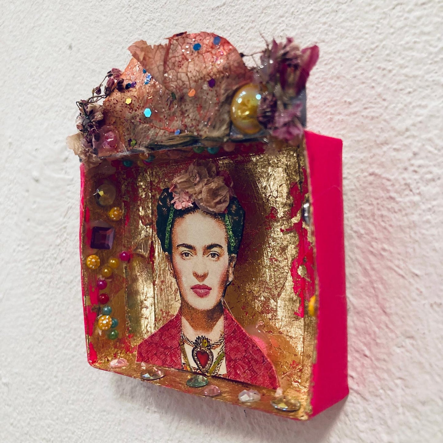 Frida Box //  Frida mit Perlen geschmückt