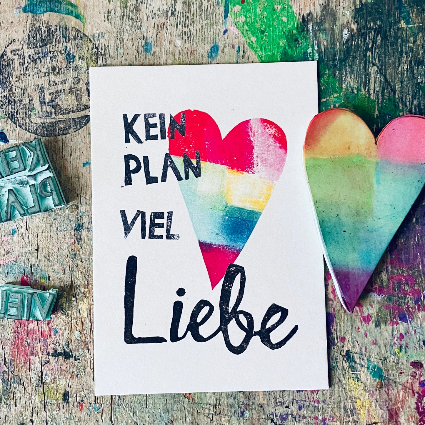 „keinen Plan viel Liebe“ (buntes Herz) kuki Postkarte