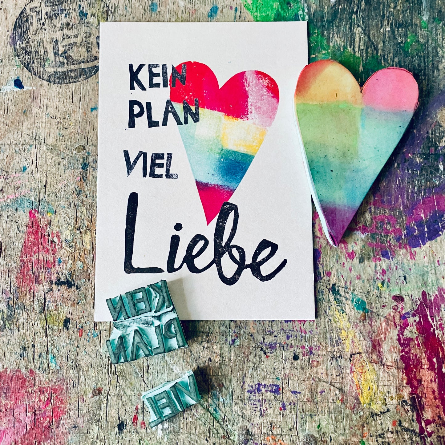 „keinen Plan viel Liebe“ (buntes Herz) kuki Postkarte