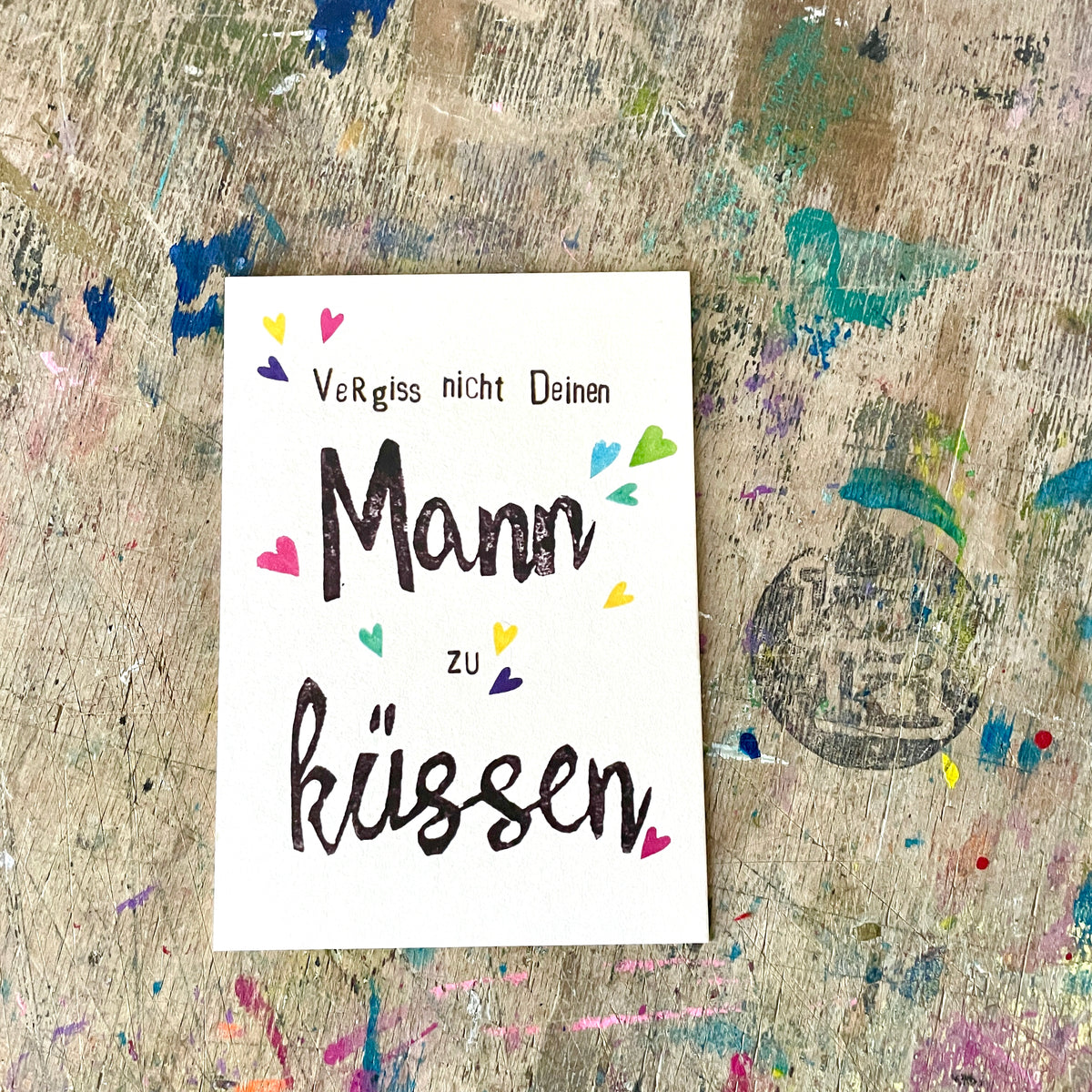 kuki Postkarte "Vergiss nicht deinen Mann zu küssen"