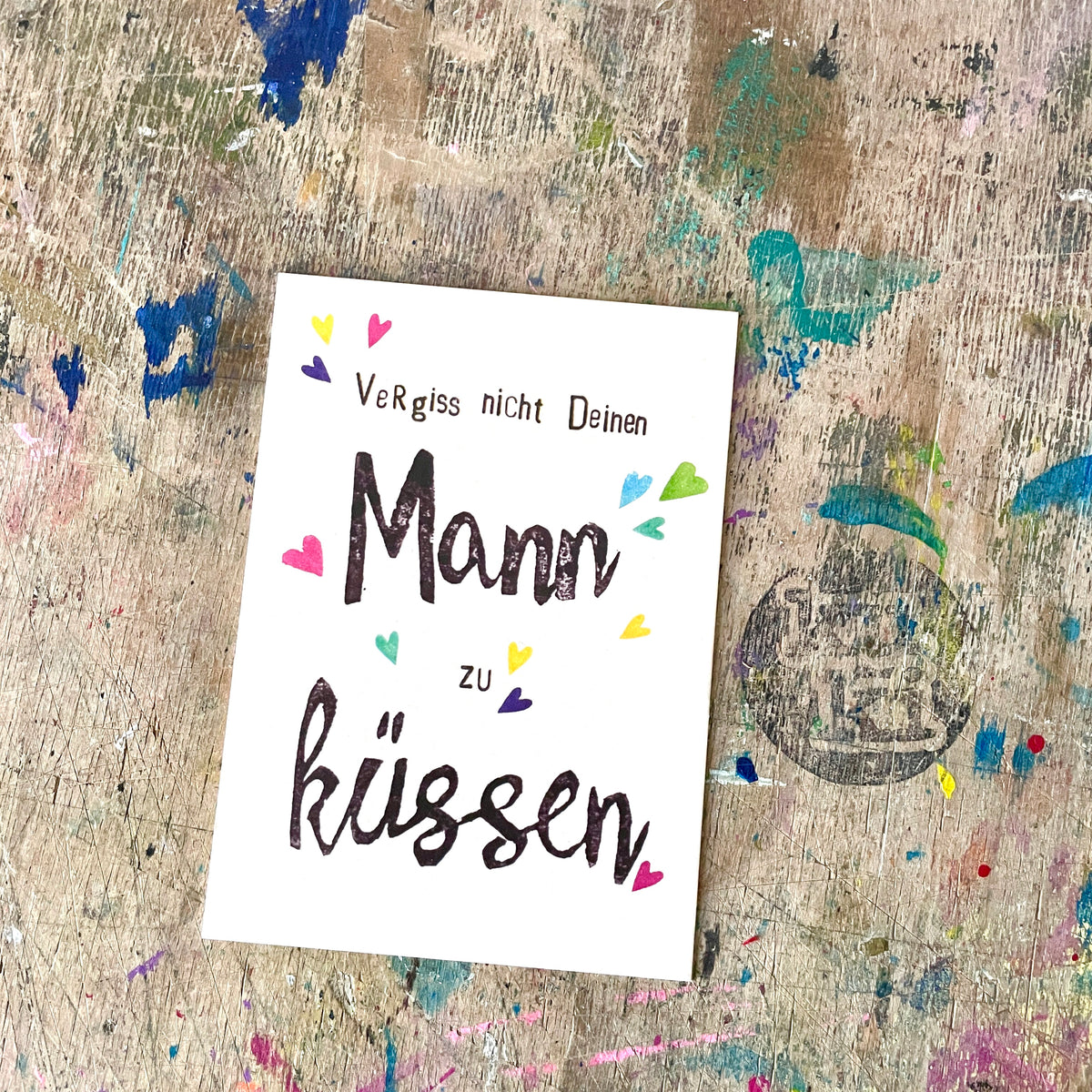 kuki Postkarte "Vergiss nicht deinen Mann zu küssen"