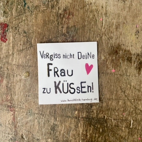 kuki Sticker // "Vergiss nicht deine Frau zu Küssen"